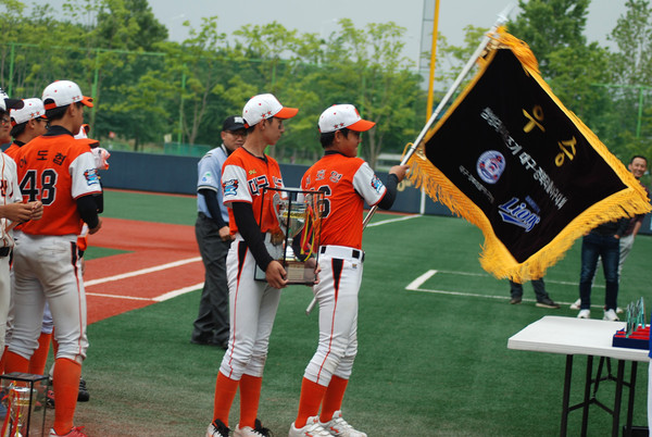 ▲ 남구리틀야구단이 ‘제1회 삼성라이온즈기 대구경북 리틀 야구대회’에서 우승을 차지해 우승기를 흔들고 있다.ⓒ남구청