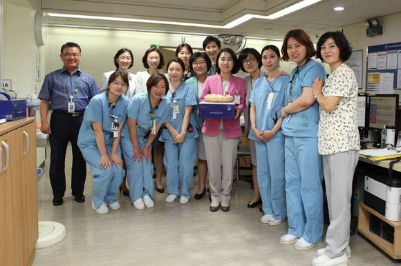 ▲ 이대목동병원 고객의 소리에 올라온 칭찬글 최다 득표 부서인 간호ㆍ간병통합서비스병동인 61병동 간호사들이 기념케익을 들고 기념 촬영을 하고 있다.ⓒ