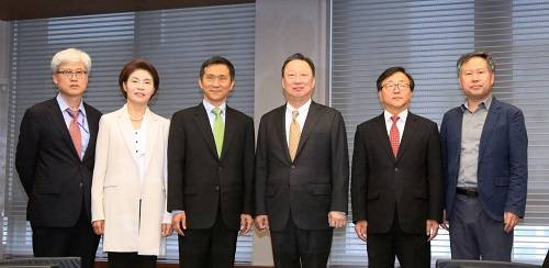 ▲ 박용만 대한상의 회장과 김연명 사회분과 위원장이 주요참석자들과 기념촬영을 하고 있다. ⓒ대한상의