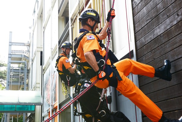 ▲ 8일 천안 충청소방학교에서 레펠훈련을 하고 있는 안희정 충남도지사.ⓒ충남도