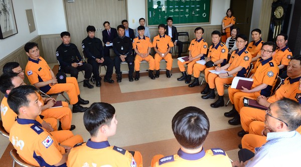 ▲ 소방학교에서 훈련 중인 소방관 등과 대화를 하고 있는 안희정 충남도지사.ⓒ충남도