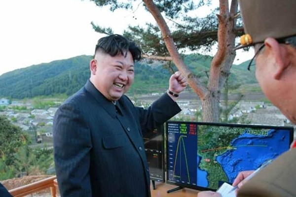 북한은 김정은이 참관한 가운데 신형 지대함 순항미사일 시험발사에 성공했다고 주장했다. 사진은 지난 5월 14일 북한의 신형 중장거리탄도미사일(IRBM) '화성-12호' 발사 현장을 찾은 김정은.ⓒ北선전매체 홈페이지 캡쳐