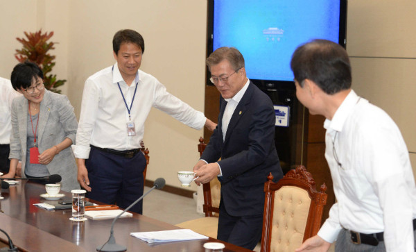 ▲ 문재인 대통령이 8일 오전 청와대 여민관에서 수석·보좌관회의를 주재하기에 앞서, 커피를 들고 자리에 착석하고 있다. ⓒ뉴시스 사진DB