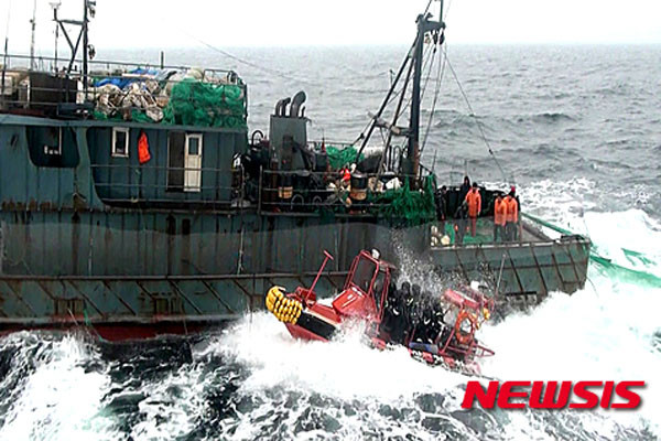 ▲ 2016년 5월 한국해경에 단속당하는 중국어선. 중국어선들은 북한으로부터 어업권을 산 뒤 한국 근해까지 와서 불법조업을 하는 경우가 많다. ⓒ뉴시스. 무단전재 및 재배포 금지.