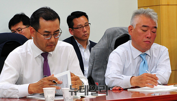 ▲ 2017년 한국항공보안학회 춘계 학술대회 참석중인 아시아나 항공보안팀 김태엽 팀장, 김용인 과장   ⓒ뉴데일리 오세진