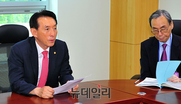 ▲ 2017년 한국항공보안학회 개화사를 하고 있는 한국항공보안학회 김석기(자유한국당 의원) 회장  ⓒ뉴데일리 오세진