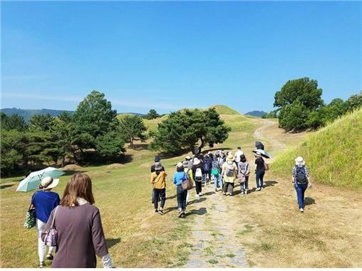 ▲ 일본관광객이 9일 대구 불로동고분군을 찾아 현장을 둘러보는 모습.ⓒ대구시