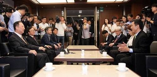 ▲ 대한상공회의소와 국정기획자문위원회가 8일 오전 서울 대한상의 회관에서 간담회를 진행했다. 박용만(왼쪽 첫번째) 대한상의 회장과 김연명(오른쪽 첫번째) 사회분과 위원장이 환담을 나누는 모습. ⓒ대한상의