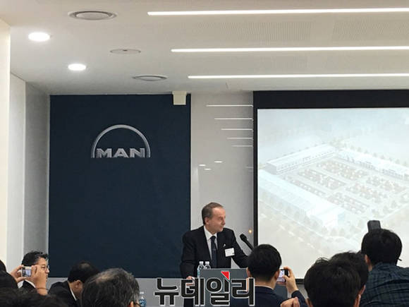 ▲ 만트럭버스코리아는 9일 평택PDI센터를 공개했다. 막스 버거 사장은 이날 현장에서 평택PDI에 대해 설명했다.ⓒ만트럭버스코리아