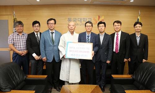 ▲ 8일 서울 중구 동국대학교에서 진행된 '소프트웨어 기증식'에서 대학 및 버추얼모션 관계자 등이 기념사진을 촬영하고 있다. ⓒ동국대