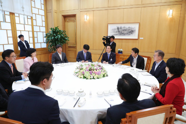 ▲ 문재인 대통령과 더불어민주당 추미애 대표 등 당청 핵심 지도부가 9일 저녁 청와대에서 만찬 회동을 가졌다. ⓒ청와대 제공