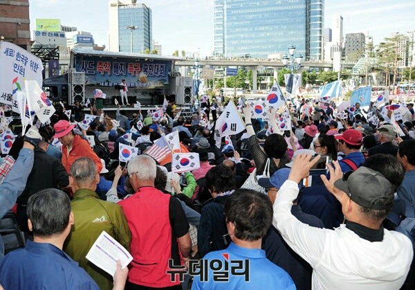 ‘새로운 한국을 위한 국민운동’은 10일 오후 서울역광장에서 ‘사드 즉각 배치 촉구 결의대회’를 열었다. ⓒ 뉴데일리 공준표 기자