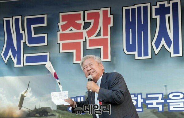 10일 오후 서울역 광장서 열린, '사드 즉각 배치' 촉구 집회에 참석한 서경석 목사. ⓒ 뉴데일리 공준표 기자