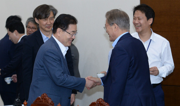 ▲ 문재인 대통령과 정의용 국가안보실장이 지난달 25일 청와대 여민관에서 수석·보좌관회의를 앞두고 악수를 나누고 있다. ⓒ뉴시스 사진DB