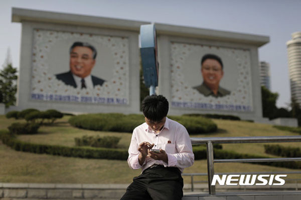 ▲ 스마트폰을 들여다 보는 북한 주민(사진과 기사내용은 직접적 연관이 없습니다). ⓒ뉴시스. 무단전재 및 재배포 금지.