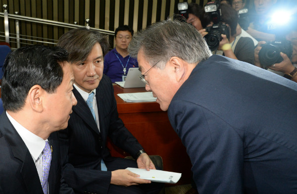 ▲ 문재인 대통령, 김상곤 교육부총리후보자, 조국 청와대 민정수석이 각각 새정치민주연합 대표, 혁신위원장, 혁신위원이던 지난 2015년 9월 9일 당무위원회의를 앞두고 뭔가 밀담을 나누고 있다. ⓒ뉴시스 사진DB