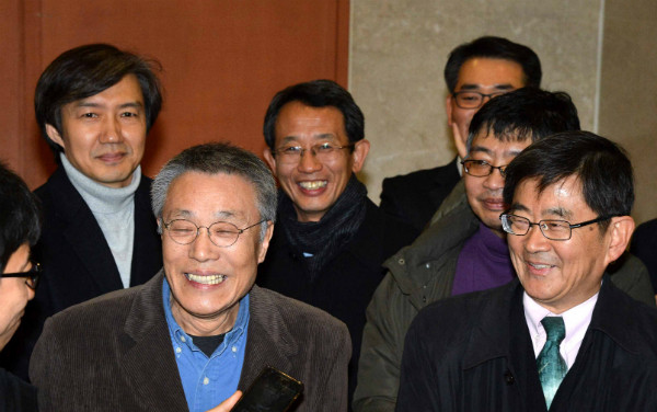 ▲ 조국 청와대 민정수석과 안경환 서울법대 명예교수가 지난 2012년 대선을 앞두고 소설가 황석영, 우석훈 교수 등과 함께 국회에서 정권교체를 호소하는 기자회견을 한 뒤 기자회견장을 나서고 있다. ⓒ뉴시스 사진DB