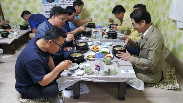 ▲ 김장주 경북도 행정부지사(제일 오른쪽)가 11일 청도 풍각전통시장을 찾아 방역관계자와 삼계탕 오찬을 갖고 있다.ⓒ경북도