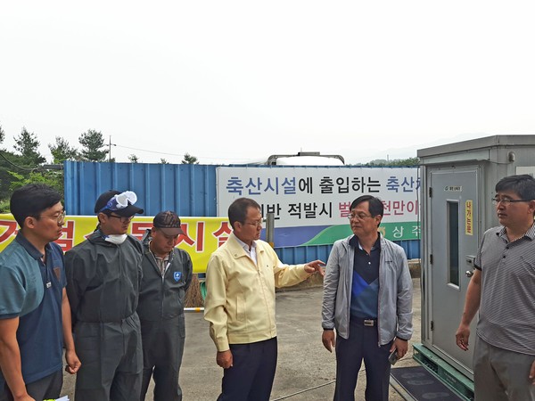 ▲ 여영현 경북농협 본부장이 11일 관내 거점소독시설을 찾아 방역현장을 점검하고 관계자를 격려하고 있다.ⓒ경북농협