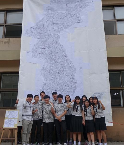 ▲ 충북 충주시 충원고 학생들이 김정호의 대동여지도를 원판크기로 제작했다.ⓒ충북교육청