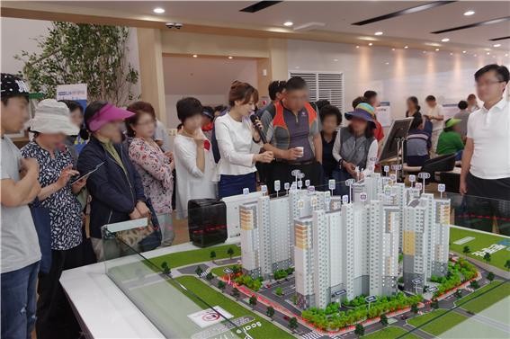 ▲ 지난 9일 오픈한 영천문외 LH 센트럴타운 모델하우스에 영천시민 등 많은 사람의 발길이 이어졌다.ⓒLH 대경본부