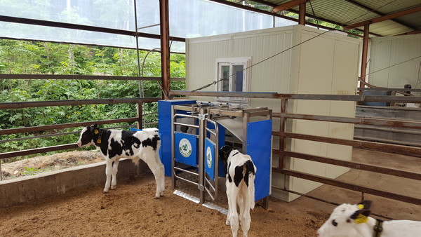 ▲ 전자동 로봇포유기.ⓒ충주시