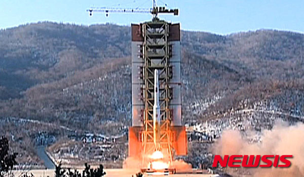 북한이 곧 대륙간 탄도미사일(ICBM)을 발사할 것이라 주장했다. 사진은 2016년 2월 북한이 쏜 '광명성 4호' 발사장면. ⓒ뉴시스. 무단전재 및 재배포 금지.