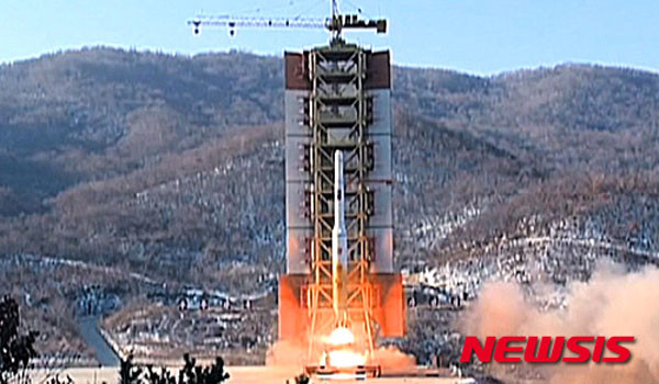 ▲ 북한이 곧 대륙간 탄도미사일(ICBM)을 발사할 것이라 주장했다. 사진은 2016년 2월 북한이 쏜 '광명성 4호' 발사장면. ⓒ뉴시스. 무단전재 및 재배포 금지.