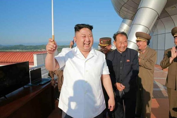 ▲ 북한이 미국의 독자 대북제재와 유엔 안전보장이사회의 결의 2356호 채택에 대한 한국 정부의 지지 입장표명을 '도발'로 규정하고 비난 공세를 퍼부었다. 사진은 지난 8일 지대함 순항미사일 시험발사 현장을 찾은 김정은.ⓒ北선전매체 홈페이지 캡쳐