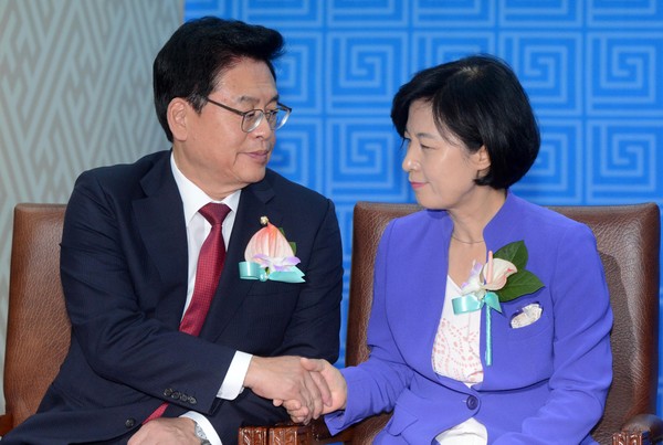 ▲ 정우택 한국당 원내대표와 추미애 민주당 대표. ⓒ뉴시스