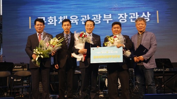 ▲ 왼쪽부터 최규환 일동제약(주) 경영지원본부 상무(문예회관 지원공로상/단체), 김영산 문화체육관광부 예술정책실장(시상자), 문철훈 구리아트홀 관장(문예회관 상/단체), 한상훈 함안군문화체육센터 공연기획담당(문예회관인 상/개인), 김병호 극단 즐거운사람들 예술감독.ⓒ한국문화예술회관연합회