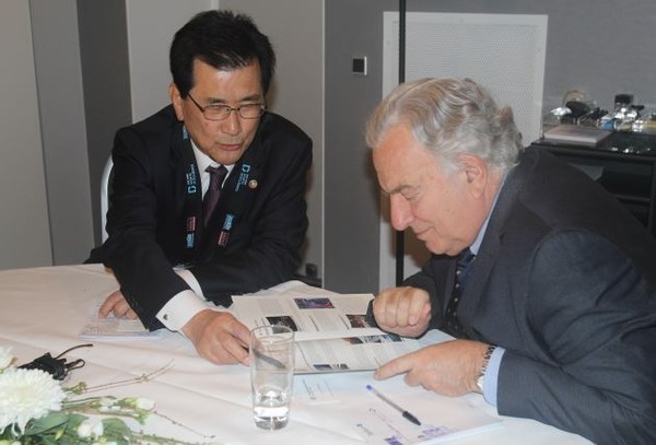 ▲ 이시종 충북도지사가 지난 4월 덴마크를 방문해 프란시스코 리치 비티 스포츠어코드 컨벤션 회장과 환담을 나누고 있다.ⓒ충북도