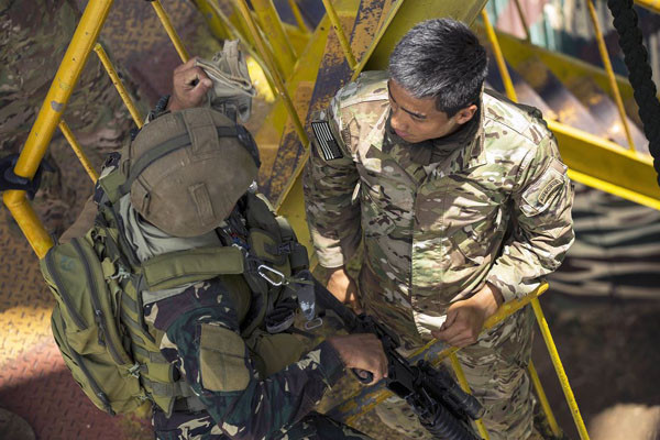 ▲ 美특수부대가 필리핀 남부 민다나오 지역에서 '대쉬(ISIS)' 추종 반란군을 진압 중인 정부군을 지원하기로 했다고 한다. 사진은 2014년 5월 필리핀 특수부대원(왼쪽)을 가르치는 美특수부대원(오른쪽). ⓒ美국방부 공개사진 캡쳐.