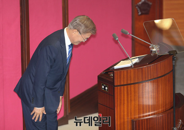 ▲ 문재인 대통령이 12일 국회에서 추경 관련 시정연설을 위해 단상에 오르는 모습. ⓒ공준표 기자/공동취재단