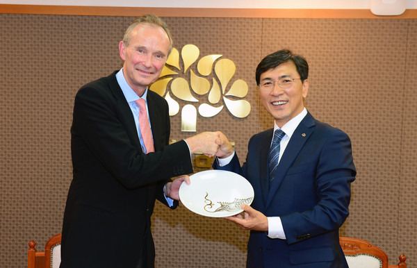 ▲ 안희정 충남지사가 12일 도청을 방문한 슈테판 아우어(Stephan Auer) 주한 독일대사와 접견했다.ⓒ충남도