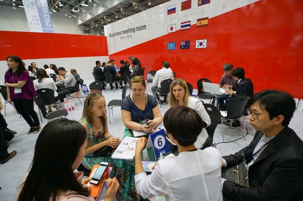 ▲ 지난해 행사에서 외국 의료업체와의 비즈니스 상담 모습.ⓒ엑스코