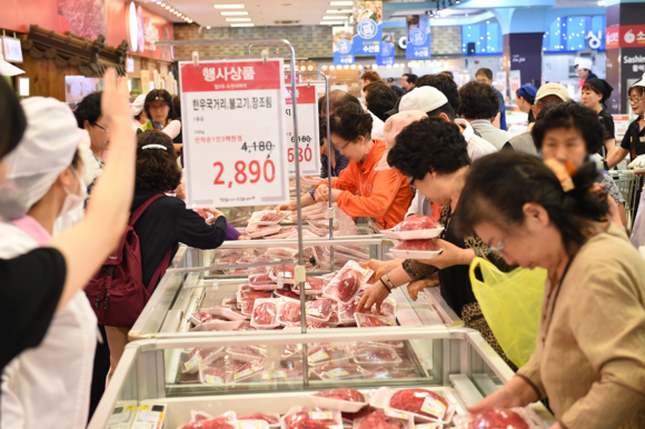 ▲ 서울 서초구 농협하나로마트 양재점에서 고객들이 한우를 구매하고 있다. ⓒ농협유통