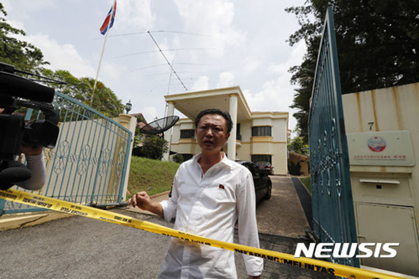 ▲ 지난 3월, 김정남 암살 이후 세계 언론들이 모여든 말레이시아 주재 북한대사관 앞에서 대사관 직원이 기자들에게 짜증을 내는 모습. ⓒ뉴시스. 무단전재 및 재배포 금지.