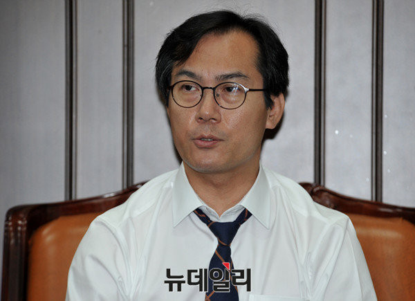 ▲ 바른정당 김영우 의원이 13일 라디오에 출연해 문재인 대통령과 조국 민정수석을 강도높게 비판했다. ⓒ뉴데일리 이종현 기자