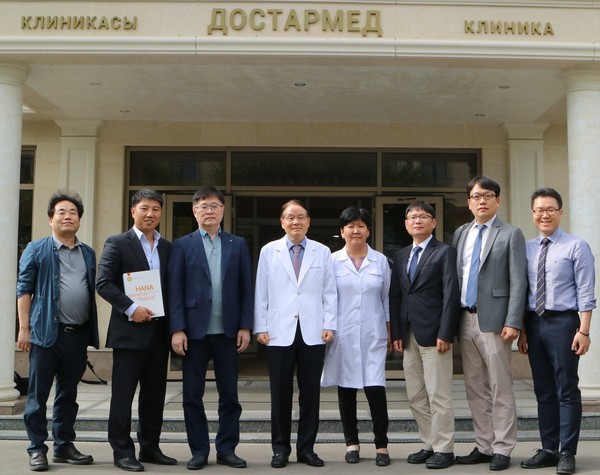 ▲ 카자흐스탄 도스따르병원 앞에서 도스따르병원 유가이알렉세이 회장(왼쪽에서 세 번째)과 청주 하나병원 박중겸 병원장(왼쪽에서 네 번째)이 포즈를 취하고 있다.ⓒ하나병원