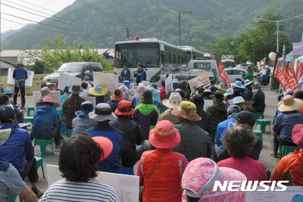 지난 5월, 경북 성주에서 '사드' 배치부지의 차량 진입을 막는 시위대들. ⓒ뉴시스. 무단전재 및 재배포 금지.