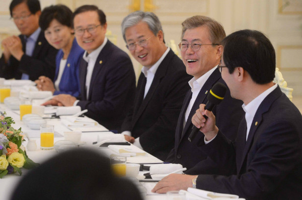 ▲ 바른정당 김영우 국방위원장이 13일 청와대에서 열린 국회 상임위원장단 초청 오찬 회동에 앞서 모두발언을 하고 있다. 문재인 대통령과 국민의당 유성엽 교문위원장을 비롯한 참석자들이 김영우 위원장의 농담에 웃음을 터뜨리고 있다. ⓒ뉴시스 사진DB