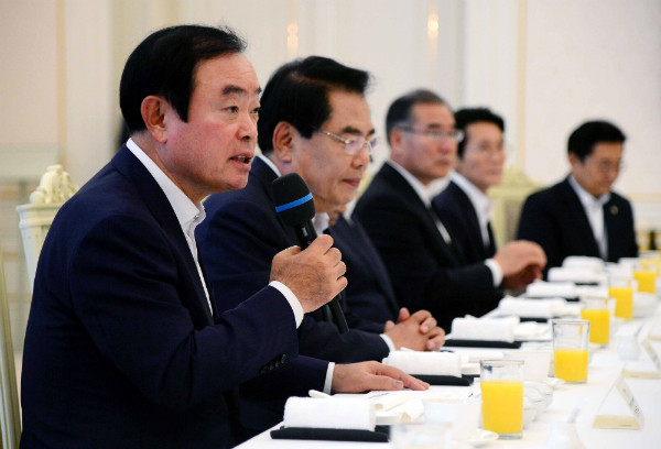 ▲ 국민의당 장병완 산자위원장이 13일 청와대에서 열린 국회 상임위원장단 초청 오찬 회동에 앞서 모두발언을 통해 자신의 전문분야인 예산·재정과 관련한 조언을 하고 있다. ⓒ뉴시스 사진DB