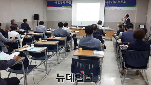 ▲ 균형발전지방분권충북본부 등이 13일 새정부의 국정 운영과 관련된 충북도의 대응 전략 마련을 위한 토론회를 진행했다.ⓒ김종혁 기자