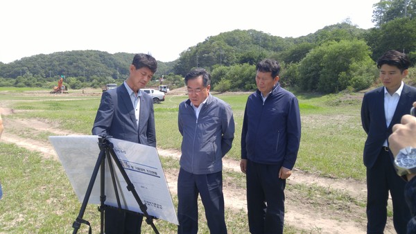 ▲ 한국농어촌공사 정승 사장이 13일 충북지역 가뭄현장을 방문해 현황을 보고받고 있다.ⓒ한국농어촌공사 충북본부