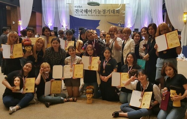 ▲ 한국영상대 학생들이 최근 헤어기능경기대회에서 입상한뒤 기념촬영을 하고 있다.ⓒ한국영상대