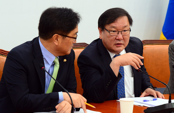 ▲ 민주당 원내대책회의에서 우원식 원내대표와 김태년 정책위의장이 대화하는 모습.ⓒ뉴시스