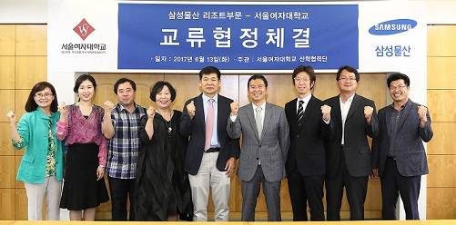 ▲ 13일 서울 노원구 서울여자대학교에서 진행된 '교류협정 체결식'에서 대학 및 삼성물산 리조트부문 관계자 등이 기념사진을 촬영하고 있다. ⓒ서울여대