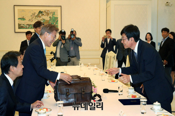 ▲ 문재인 대통령(왼쪽)과 김상조 공정거래위원장(오른쪽). ⓒ청와대 제공