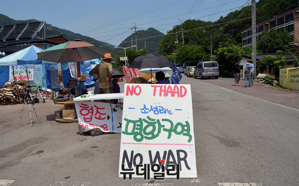 ▲ 13일 경북 성주군 초전면 소성리 마을회관 옆 도로에서 마을 주민들이 고고도미사일방어체계(THAAD·사드) 배치 지역으로 향하는 차량을 불법 검문하고 있다. ⓒ뉴데일리 공준표 기자